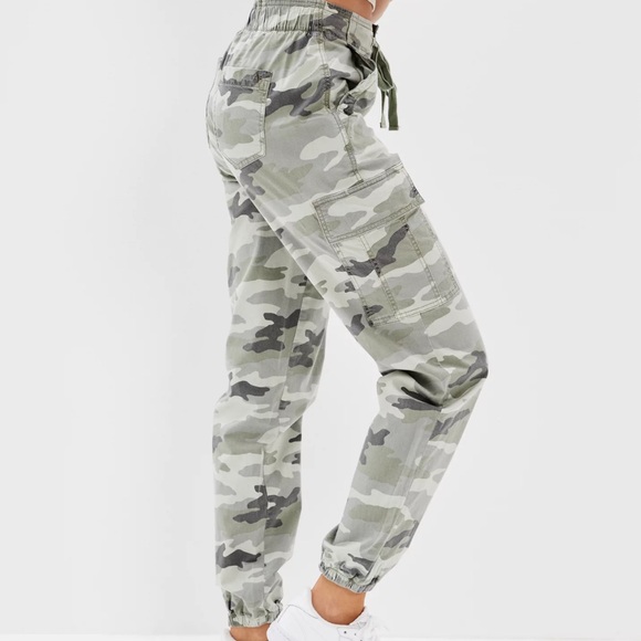 American Eagle Grey Camo Cargo Jean - Picture 3 of 13